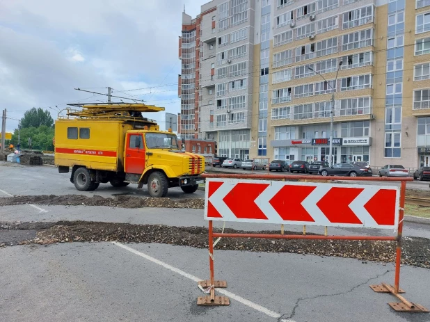 В Барнауле рядом с мостом строят второе трамвайное кольцо. 16.06.2022.