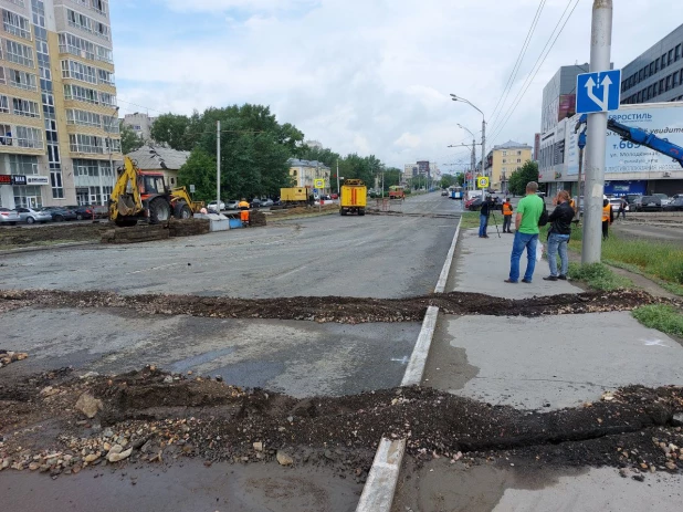 В Барнауле рядом с мостом строят второе трамвайное кольцо. 16.06.2022.