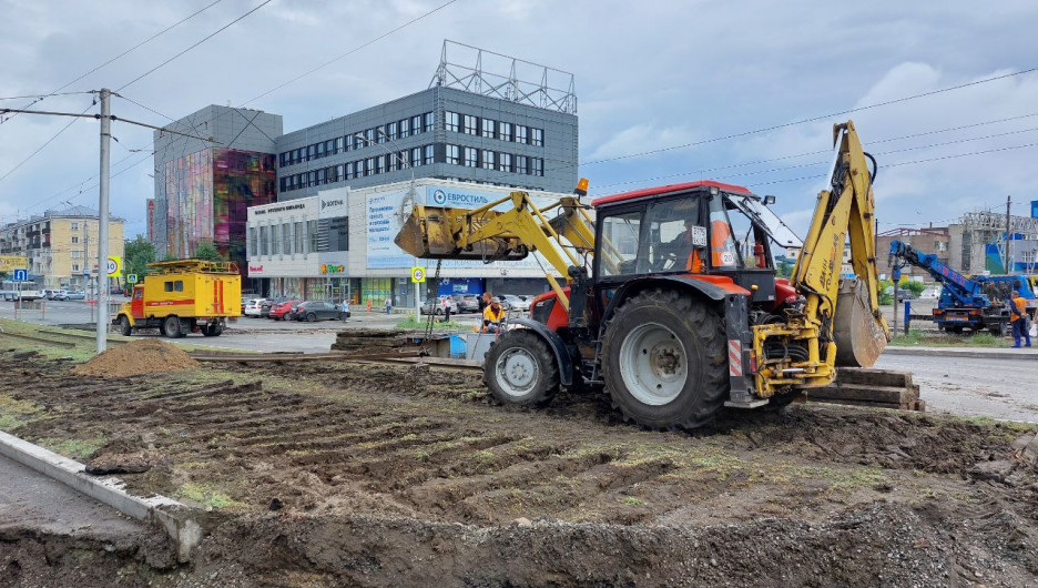 В Барнауле рядом с мостом строят второе трамвайное кольцо. 16.06.2022.