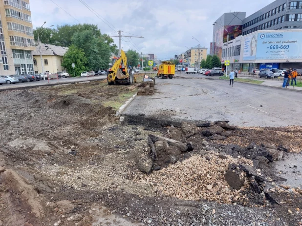 В Барнауле рядом с мостом строят второе трамвайное кольцо. 16.06.2022.