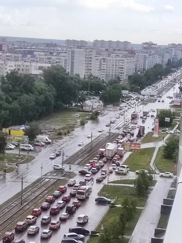 Проливной дождь парализовал движение в Барнауле