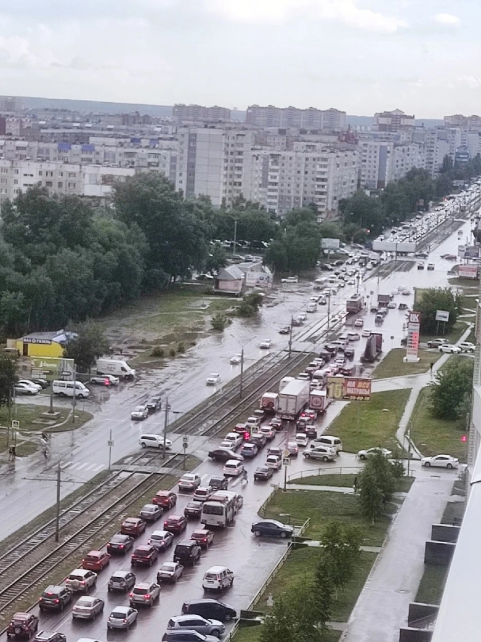 Барнаул поплыл. Проливной дождь парализовал движение в городе, на некоторых  улицах - потоп