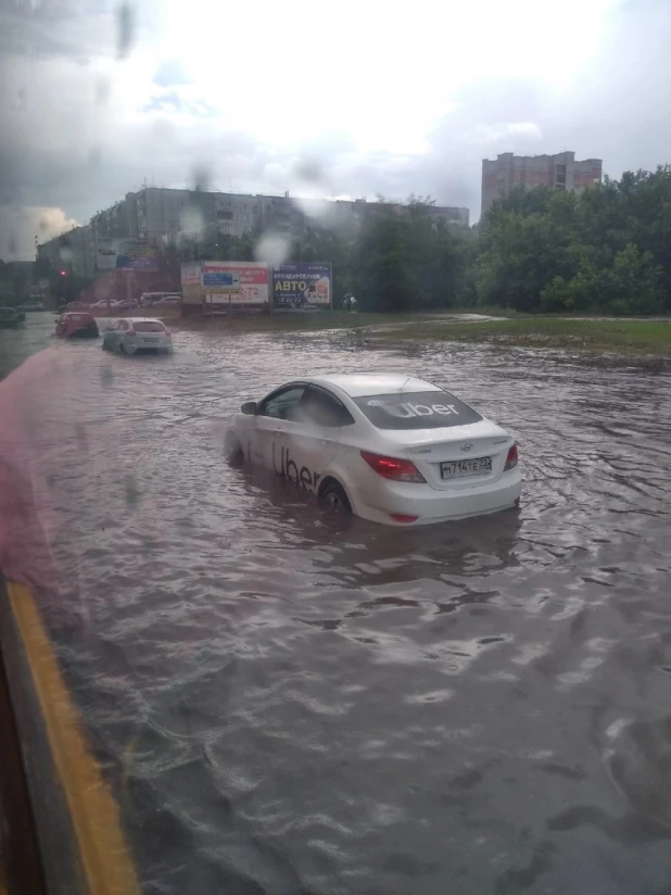 Проливной дождь парализовал движение в Барнауле