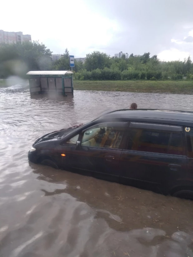 Проливной дождь парализовал движение в Барнауле