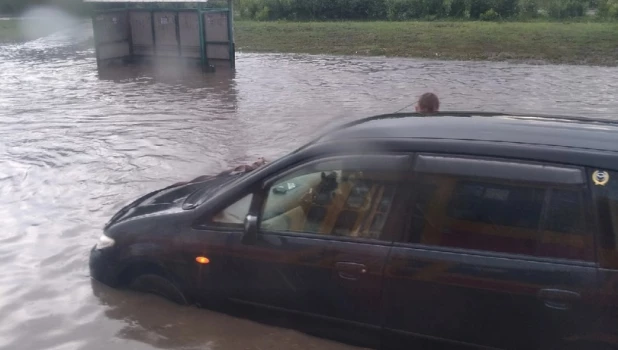 Проливной дождь парализовал движение в Барнауле