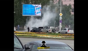 В Барнауле напротив здания правительства загорелся автомобиль