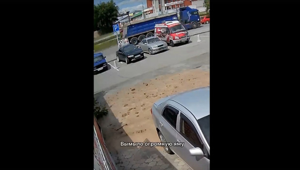 В Барнауле автомобиль едва не ушел под землю, но его удалось спасти