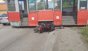 В Бийске трамвай подмял под себя автобус