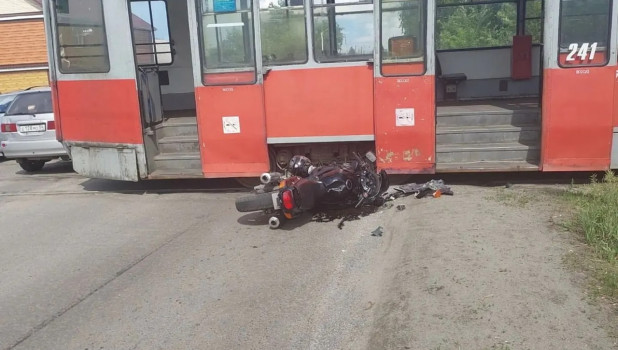 В Бийске трамвай подмял под себя автобус