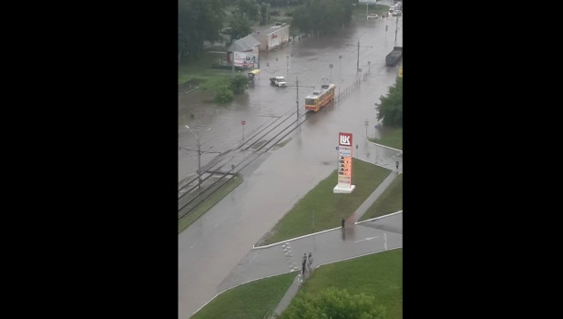 В Барнауле перекрыли затопленную улицу Попова