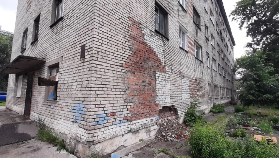 Рушится и источает вонь. Жители Новоалтайска боятся за жизнь из-за разваливающегося здания