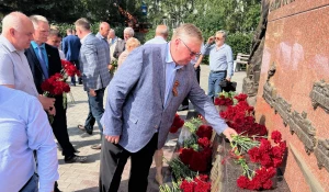 Возложение цветов к подножию стелы.