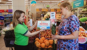 Директор магазина «Мария-Ра» вручает путевку Ирине Оловянниковой.