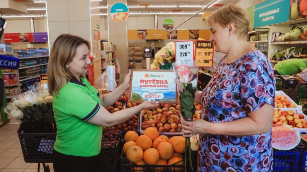 Директор магазина «Мария-Ра» вручает путевку Ирине Оловянниковой.