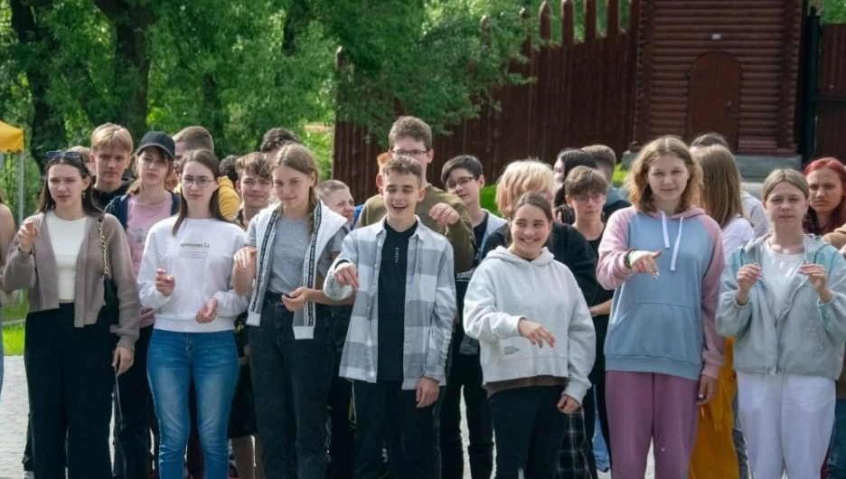 Дети в детском оздоровительном лагере Челябинска «Лесная застава».