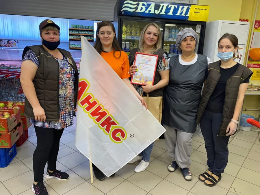 Во все магазины "Аникс" приезжает праздничный десант руководителей компании.