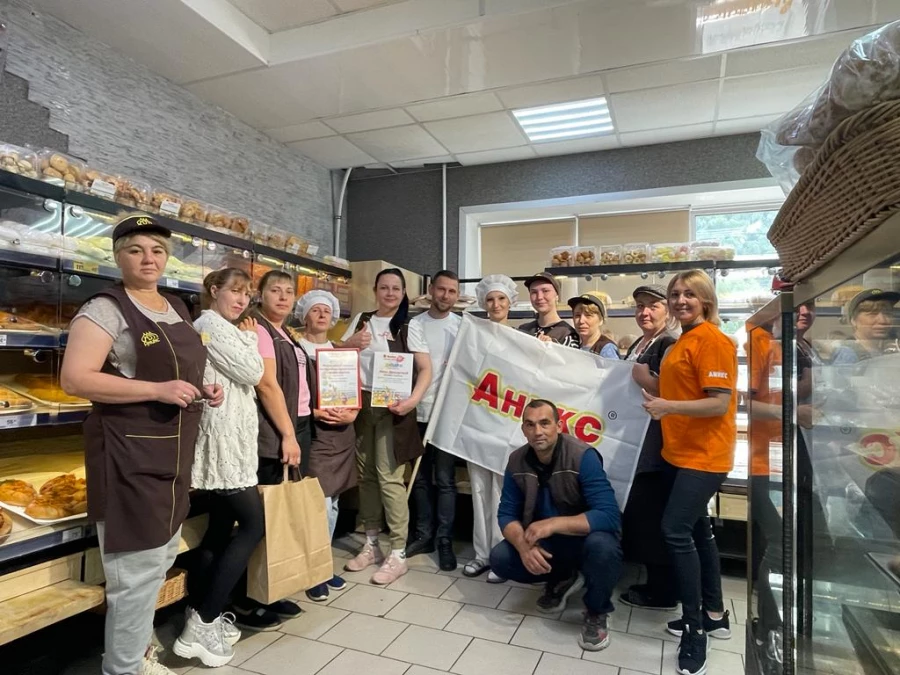 Во все магазины "Аникс" приезжает праздничный десант руководителей компании.