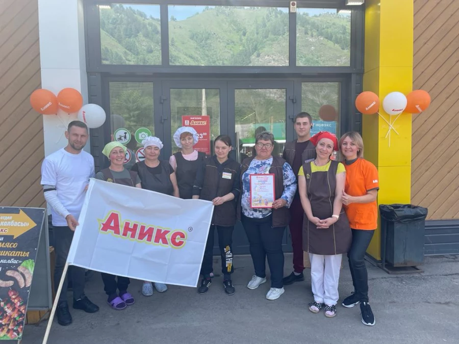 Во все магазины "Аникс" приезжает праздничный десант руководителей компании.