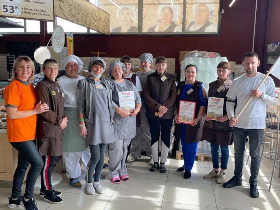 Во все магазины "Аникс" приезжает праздничный десант руководителей компании.