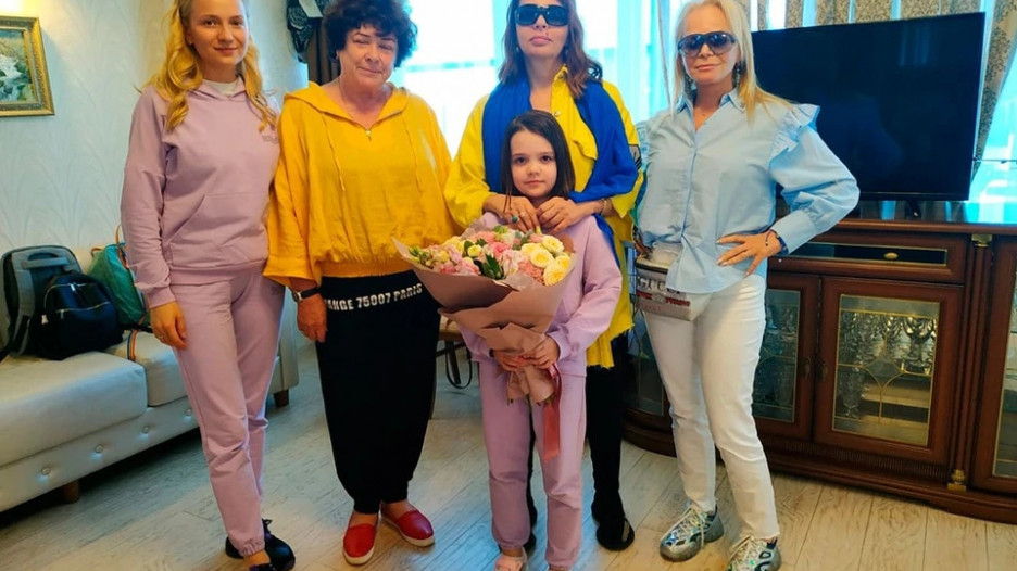 Лариса Долина и семья Роберта Рождественского прилетели на Алтай 24.06.2022.