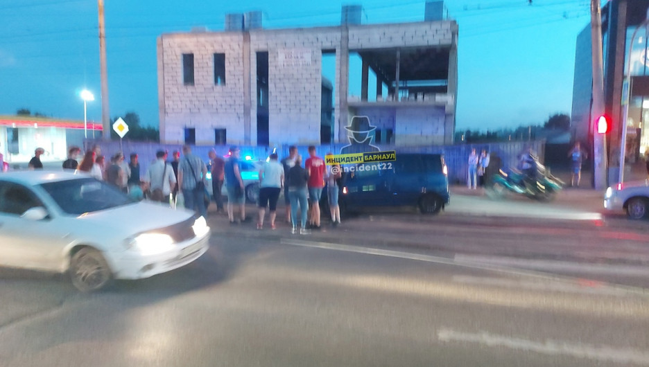 В Барнауле ребенок переходил дорогу на красный и попал под машину