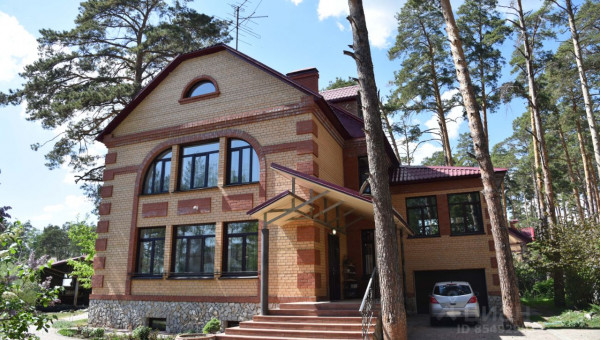 Трехэтажный коттедж с оранжереей и искусственным водоемом продается в  Барнауле за 65 млн рублей
