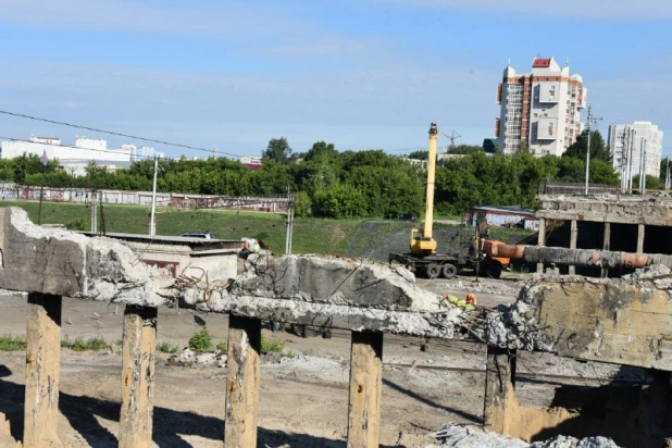 В Барнауле бурят скважины под сваи на мосту на Новом рынке. 