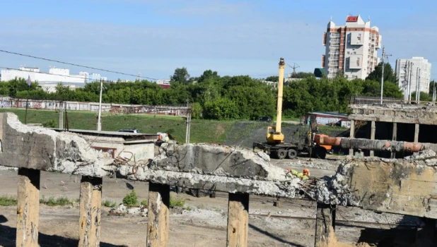 В Барнауле бурят скважины под сваи на мосту на Новом рынке. 