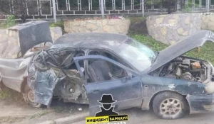 Легковой автомобиль врезался в столб на Павловском тракте в Барнауле 03.07.2022.