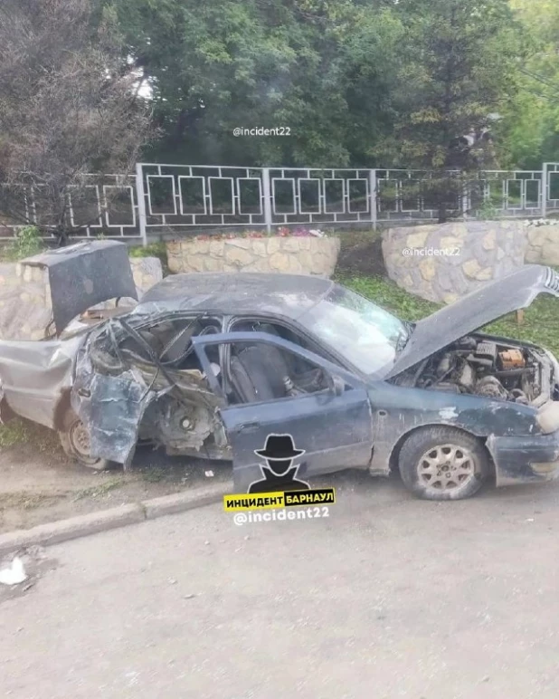 Легковой автомобиль врезался в столб на Павловском тракте в Барнауле 03.07.2022.