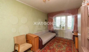 комнату с «живым» балконом продают в Барнауле на ул. Веры Кащеевой, 16 за 1,1 млн рублей.