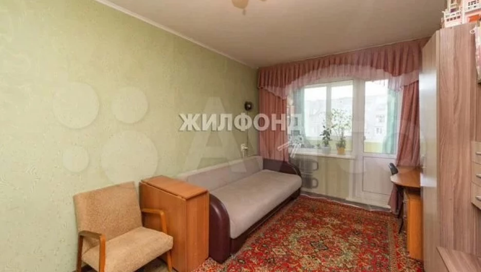 комнату с «живым» балконом продают в Барнауле на ул. Веры Кащеевой, 16 за 1,1 млн рублей.
