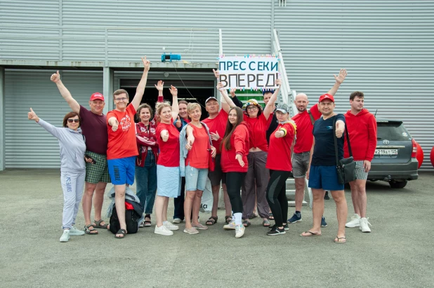 Соревнования по гребле на лодках-драконах среди журналистов.