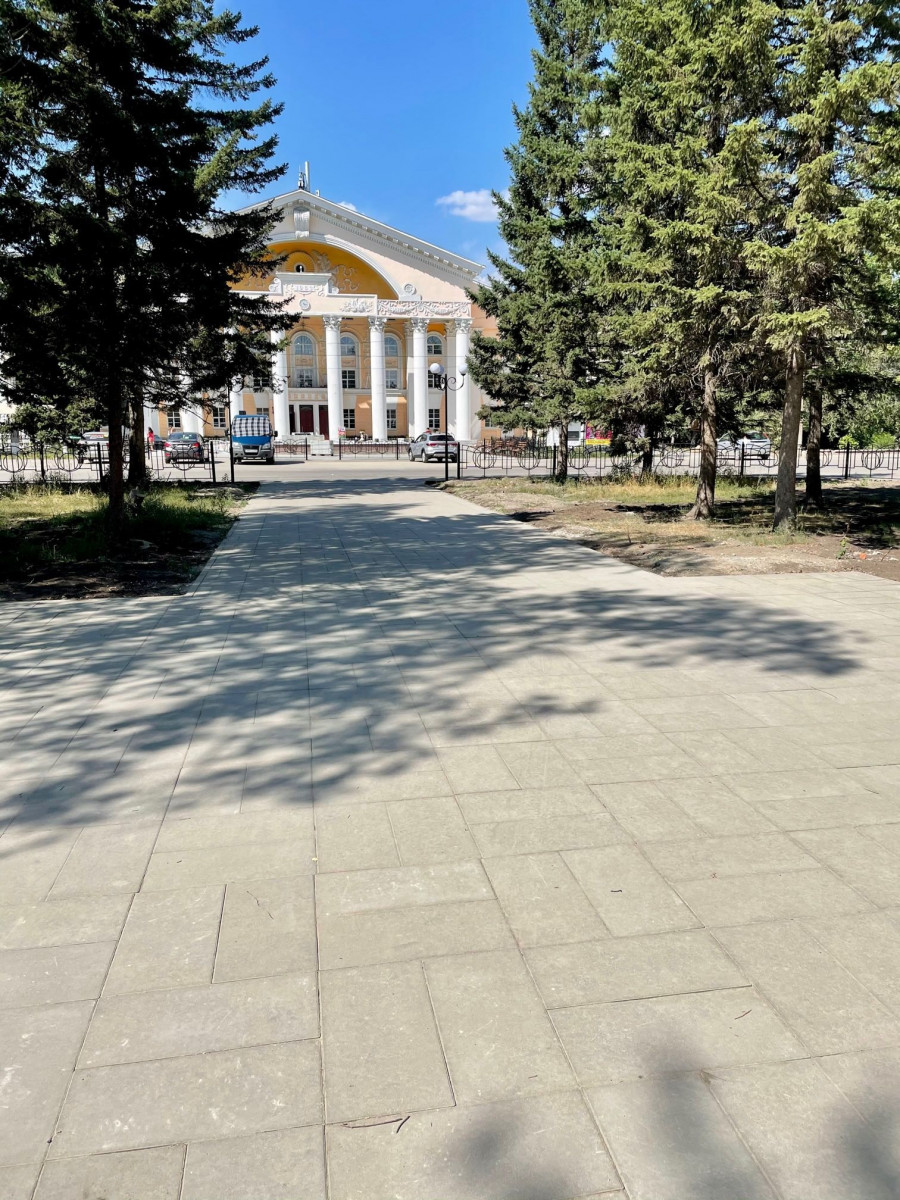 Тротуарная плитка крупных форм на общественных территориях Бийска.