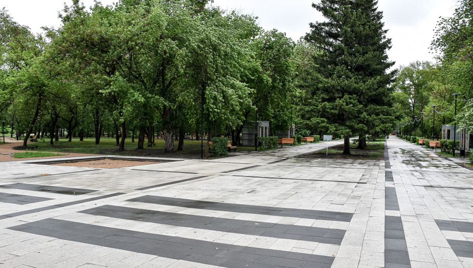 Тротуарная плитка крупных форм на общественных территориях Барнаула.