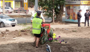 Снесенному мотоциклу у «Байк-бара» поставили могильный памятник