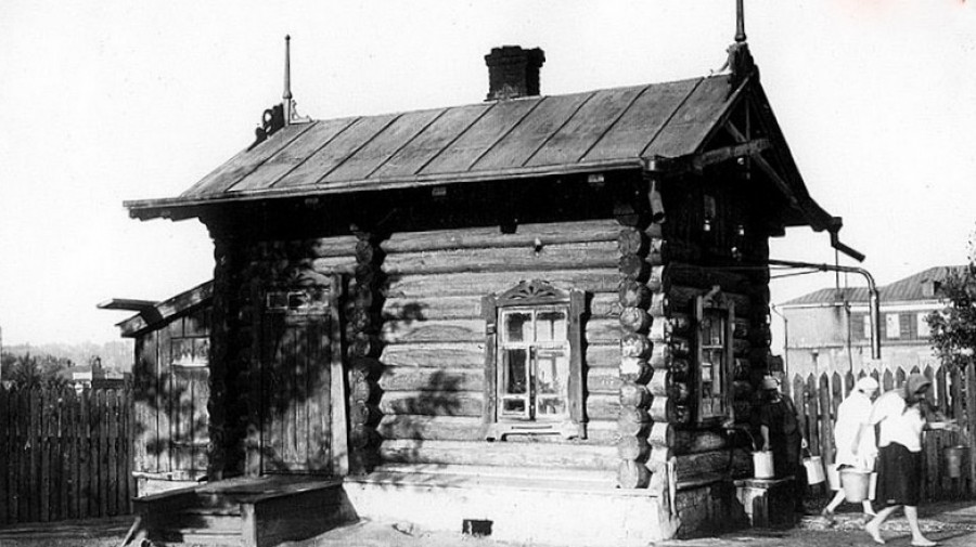Водоразборная будка в Барнауле.