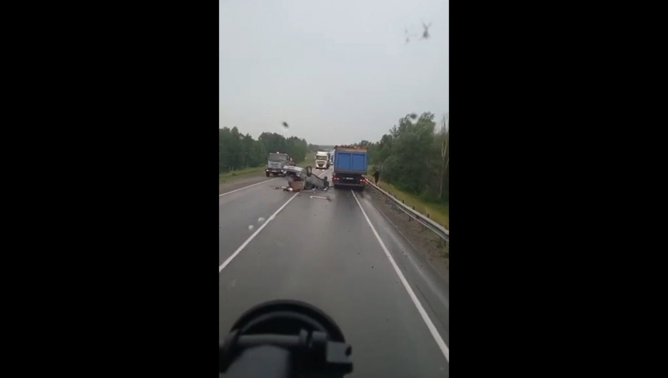 На дождливой трассе Барнаул-Новосибирск перевернулся автомобиль, создав пробку