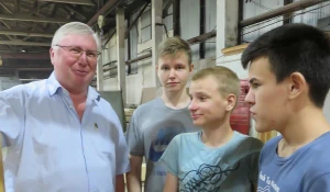Сергей Ферапонтов общается со школьниками в цехе. 