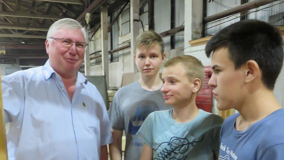 Сергей Ферапонтов общается со школьниками в цехе. 
