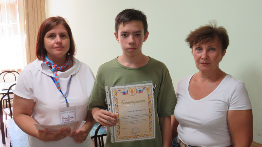 Татьяна Мочалова и Елена Машкова вручают благодарственное письмо Дмитрию Сартакову.