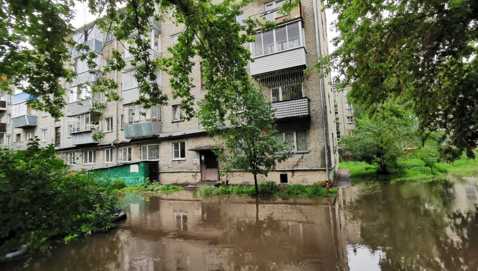 Пересаживаемся на байдарки. В Барнауле на одной из улиц образовалось стоячее озеро