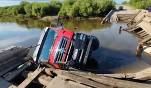Грузовик упал в реку.