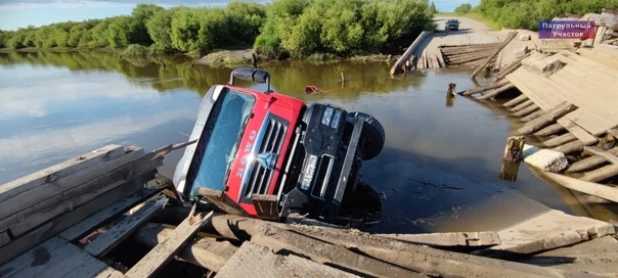 Грузовик упал в реку.