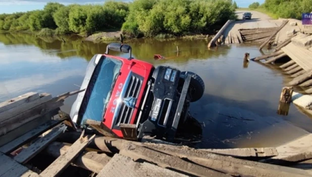 Грузовик упал в реку.