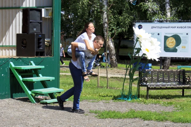 Чемпионат по переносу жен прошел в Барнауле