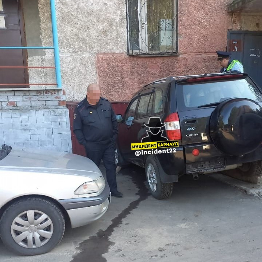 Внедорожник протаранил дом в Барнауле