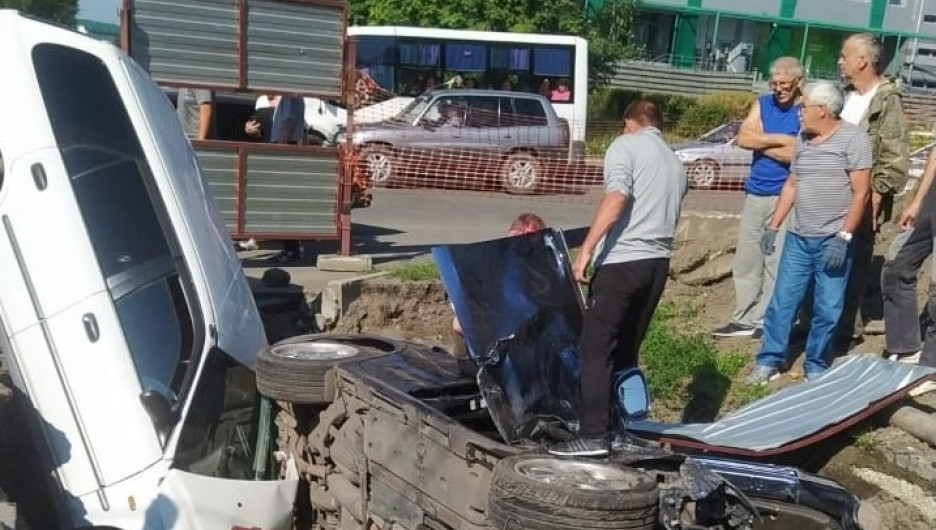 В сети опубликовали момент аварии в Бийске, где два автомобиля оказались в коммунальной яме