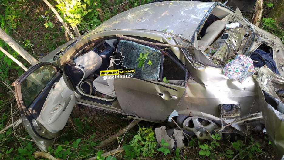 Очевидец: водитель иномарки уснул за рулем и вылетел в лес с алтайской трассы 