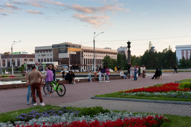 Флористы «Дон Пиона» запустили венки в центральный фонтан города в праздник Ивана Купалы.